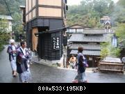 touristes japonais visitant les onsen du village